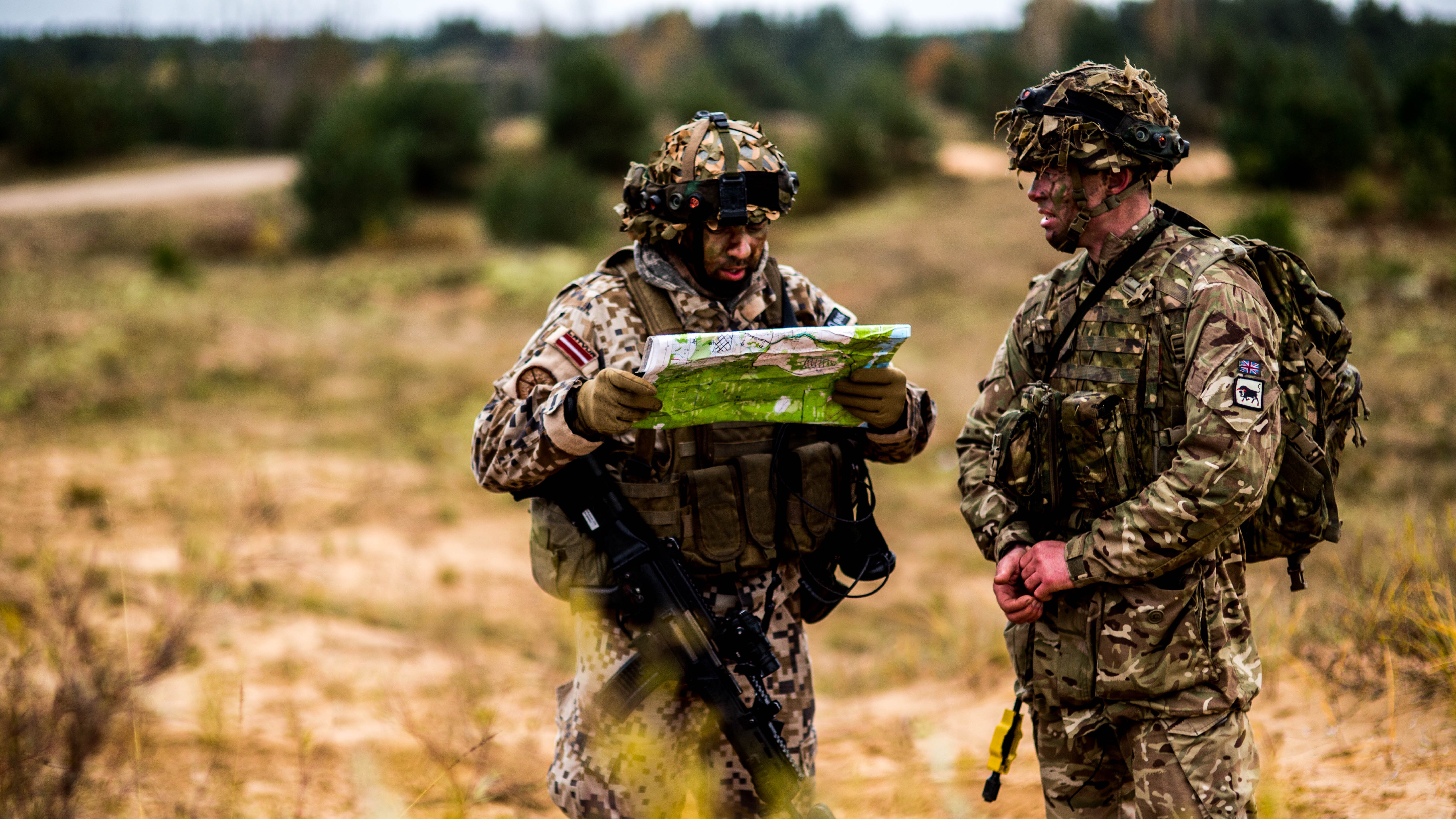Latvian and British soldiers plan defensive maneuvers during Silver Arrow 2016