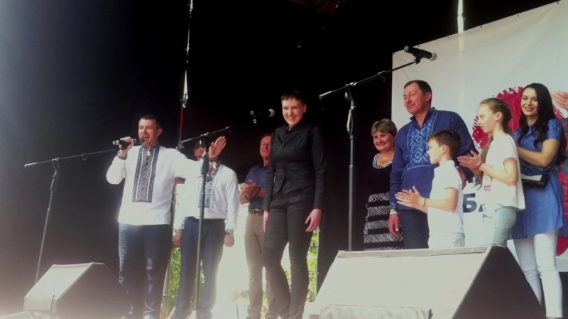 4 06 Poltavschina nardepy Nadija Savchenko ta Ivan Krulko agitujut za Ruslana Bogdanaphoto1