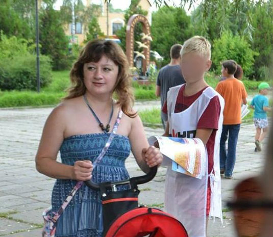 9 07 Poltavschina dity rozpovsjudzhujut nezakonni lystivky v pidtrymku kandydata dvijnykaphoto2