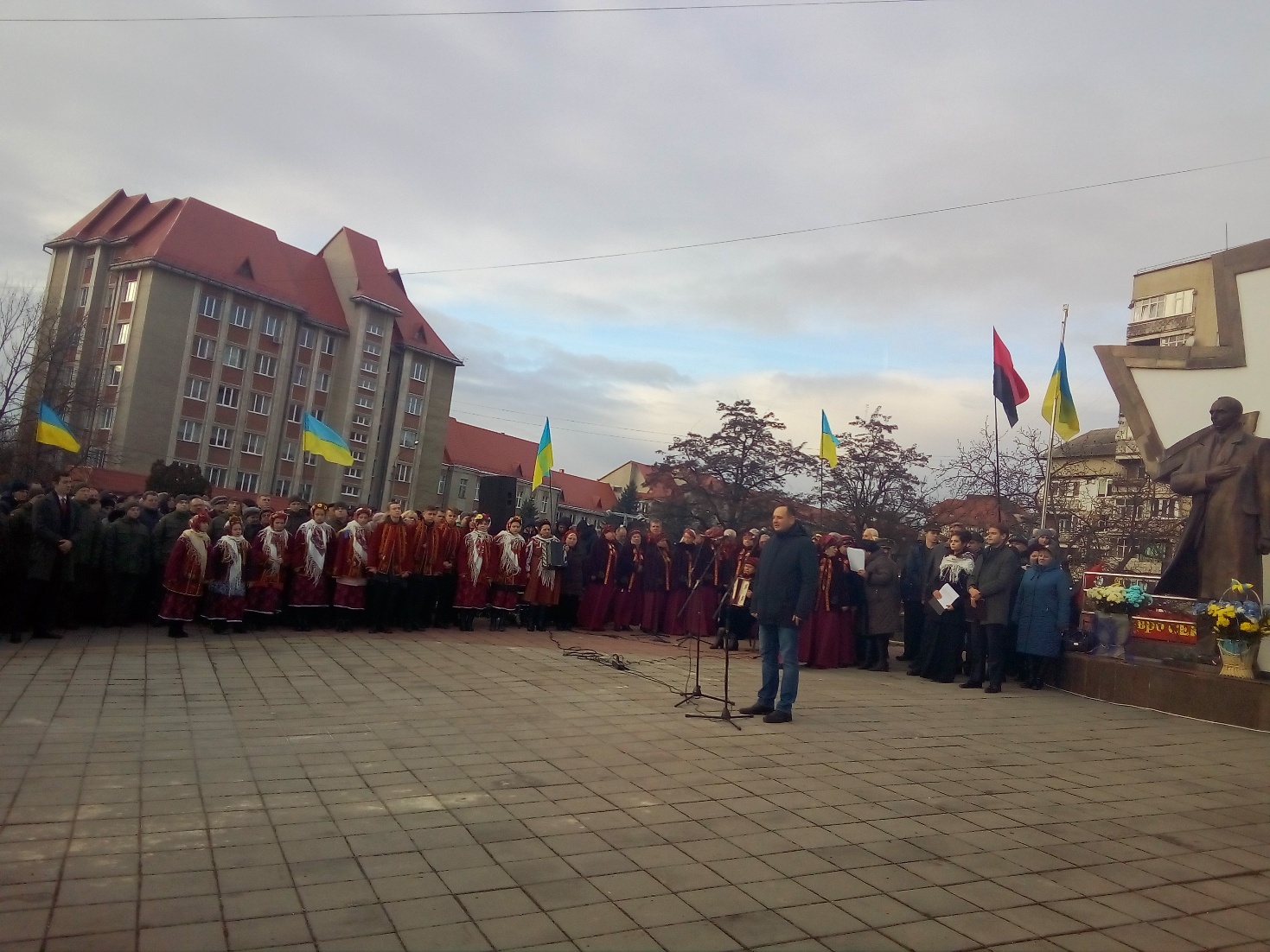 02.01.19 Frankivsk Na dni narodzennia Bandery vyborciam natiakaly kogo obraty Prezydentom Marcinkiv