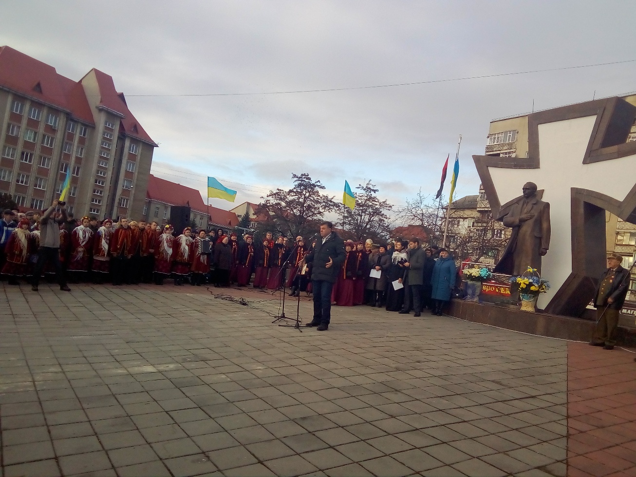 02.01.19 Frankivsk Na dni narodzennia Bandery vyborciam natiakaly kogo obraty Prezydentom Tiagnybok