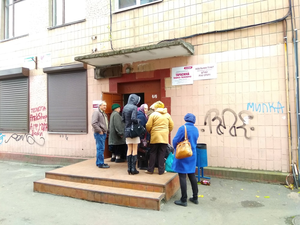 3 11 2018 U Khmelnytskomu rozdavaly produktovi nabory vid kerivnyka oblasnoyi orhanizatsiyi VO Batkivshchyna Khmelnytskyi Photo1