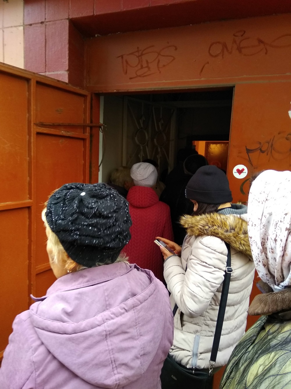 3 11 2018 U Khmelnytskomu rozdavaly produktovi nabory vid kerivnyka oblasnoyi orhanizatsiyi VO Batkivshchyna Khmelnytskyi Photo2