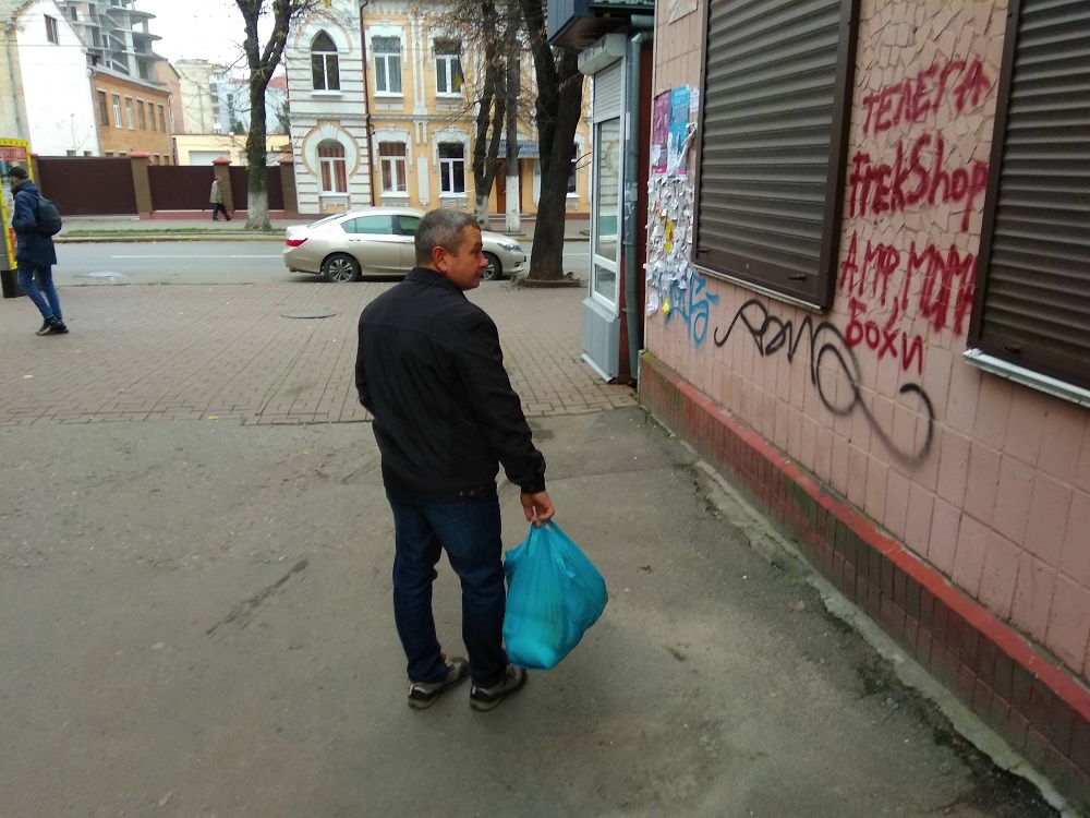 3 11 2018 U Khmelnytskomu rozdavaly produktovi nabory vid kerivnyka oblasnoyi orhanizatsiyi VO Batkivshchyna Khmelnytskyi Photo3
